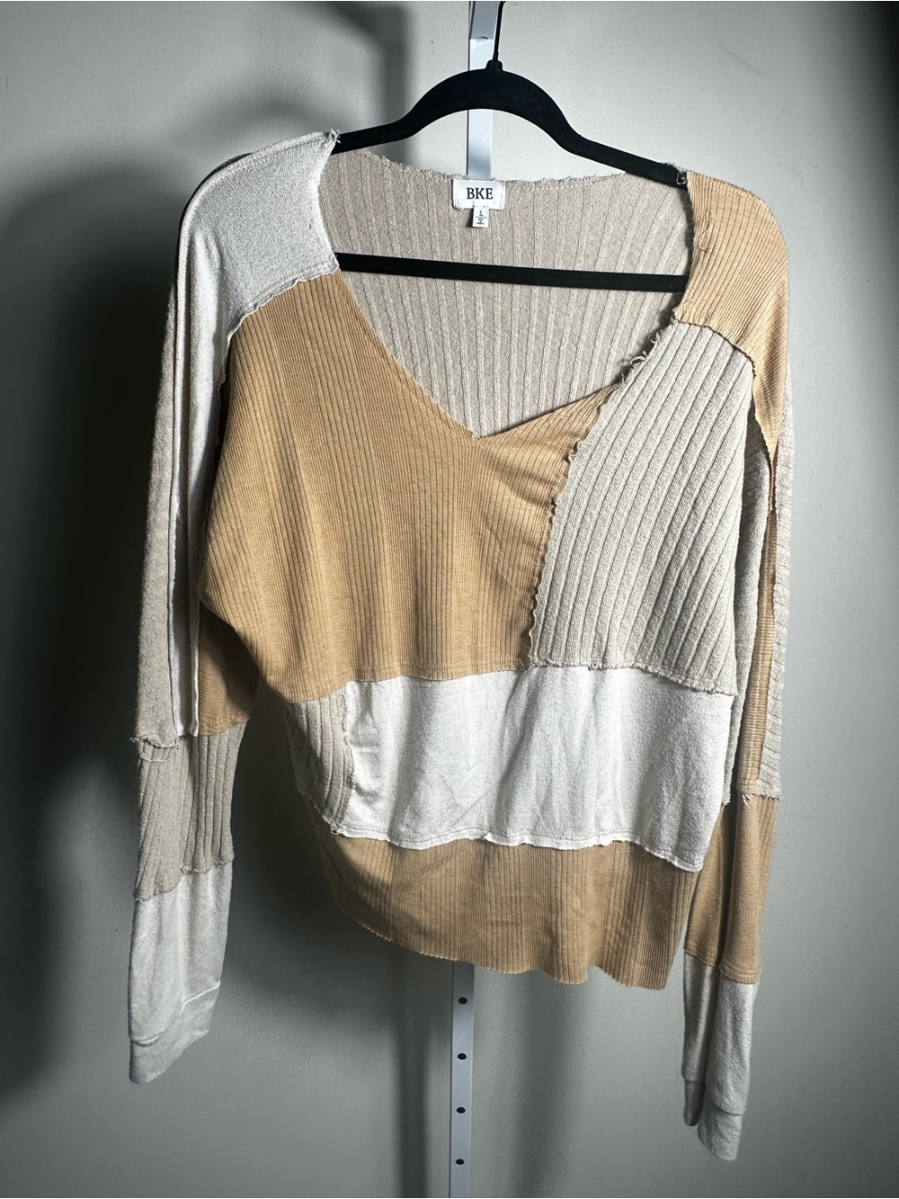 S245. BKE Two-Tone Tan and Cream Patchwork Ribbed V-Neck Sweater-large